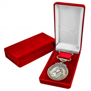 Медаль "Храни Господь сынов любимых" матери участника СВО в бархатистом футляре