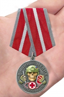 Медаль за помощь в бою "Военный медик" на подставке 