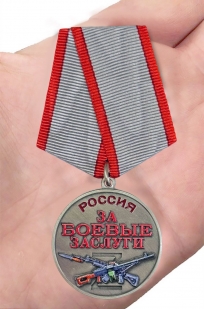 Новинка. Медаль участнику СВО "За боевые заслуги" на подставке (37 мм) (Колодка с муаровой лентой)
