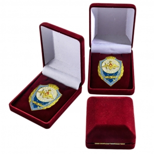 Знак "Отличник войск беспилотных систем" в бархатистом футляре