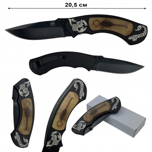 Черный складной нож со скорпионом в смоле на рукоятке