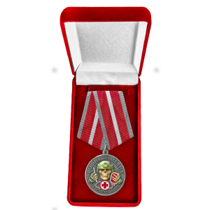 Новинка. Медаль за помощь в бою "Военный медик" в бархатистом футляре (Колодка с муаровой лентой)
