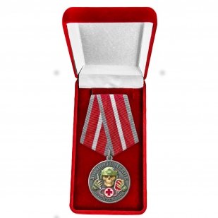 Медаль за помощь в бою "Военный медик" в бархатистом футляре
