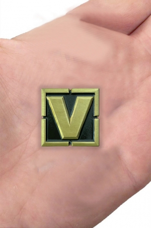 Патриотичный фрачный значок с буквой V