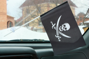Флажок в машину с присоской Пиратский с саблями