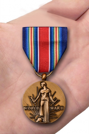 Американская латунная медаль За победу во II Мировой войне - вид на ладони