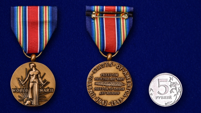 Американская латунная медаль За победу во II Мировой войне - сравнительный вид