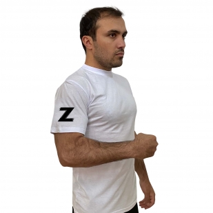 Белая футболка с буквой Z на рукаве - в Военпро