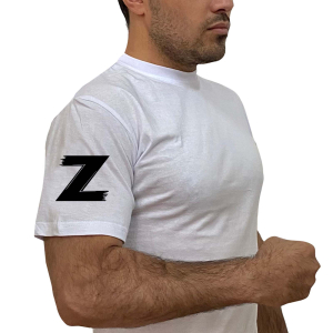 Белая футболка с буквой Z на рукаве