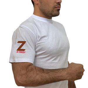 Белая футболка с георгиевским трансфером Z на рукаве