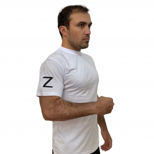 Белая футболка с надписью Z на рукаве - в Военпро