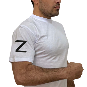 Белая футболка с надписью Z на рукаве