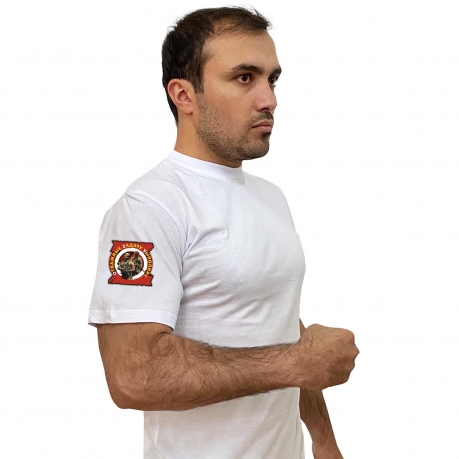 Белая футболка с термопринтом Отважные Zадачу Vыполнят на рукаве