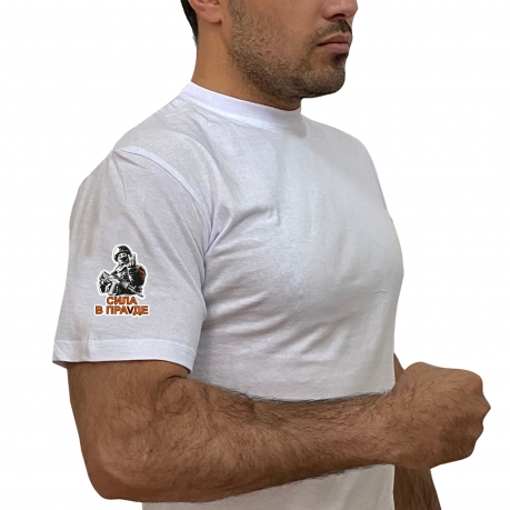 Белая футболка с термопринтом "Сила в праVде" на рукаве
