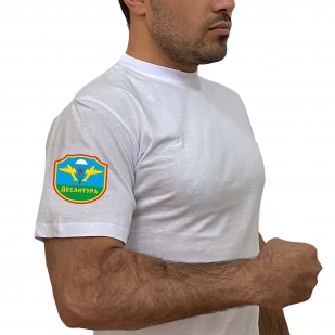 Белая футболка с термотрансфером Десантура на рукаве