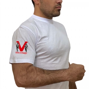 Белая футболка с термотрансфером «V» на рукаве