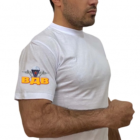 Белая футболка с термотрансфером ВДВ на рукаве