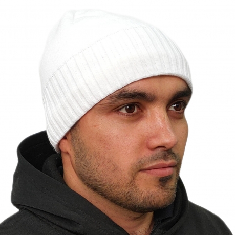 Белая мужская шапка