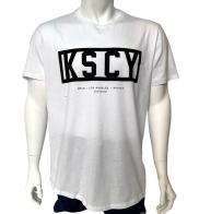 Белая мужская футболка K S C Y с черным принтом