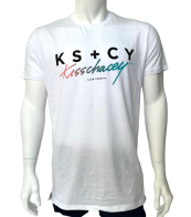 Белая мужская футболка K S C Y с цветным принтом на груди