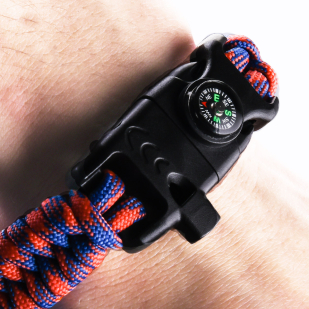 Браслет выживания с огнивом на запястье