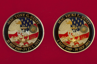 Челлендж коин "В память о годах службы в ВМС США" главных старшин корабельной полиции Тони и Вики Гайст