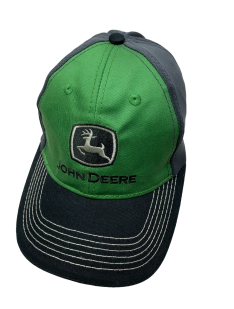 Черная бейсболка John Deere с зеленой тульей