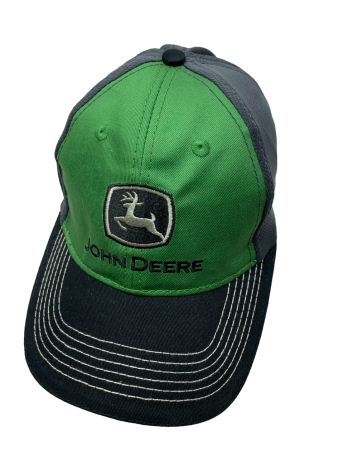 Черная бейсболка John Deere с зеленой тульей