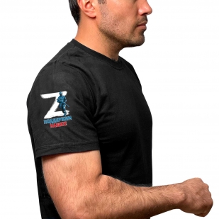 Чёрная футболка с буквой Z на рукаве