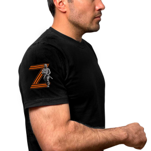Чёрная футболка с гвардейским символом Z на рукаве
