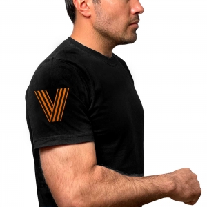 Чёрная футболка с гвардейским термотрансфером V на рукаве
