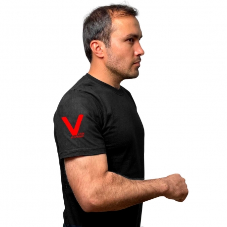 Чёрная футболка с термоаппликацией V на рукаве