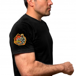 Чёрная футболка с термоаппликацией Zа Донбасс на рукаве