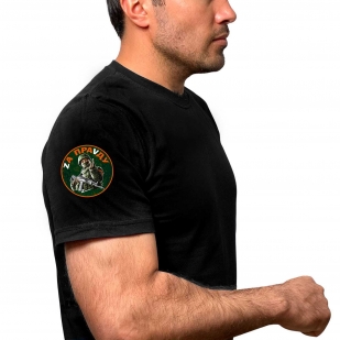 Чёрная футболка с термоаппликацией Zа праVду на рукаве