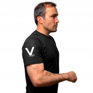 Чёрная футболка с термопереводкой V на рукаве
