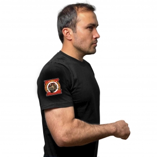 Чёрная футболка с термопринтом Отважные Zадачу Vыполнят на рукаве
