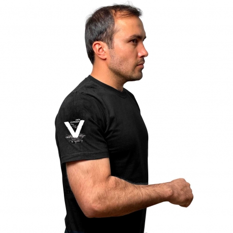 Чёрная футболка с термопринтом V на рукаве
