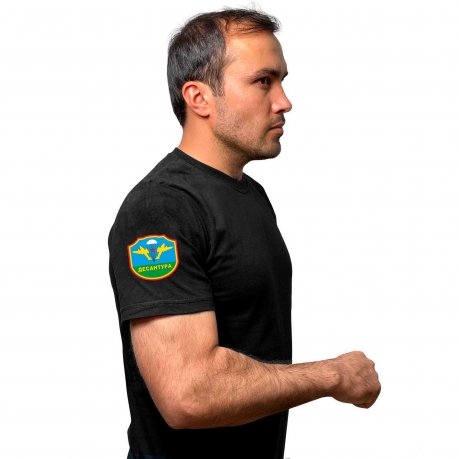 Чёрная футболка с термотрансфером Десантура на рукаве