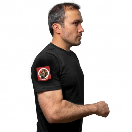 Чёрная футболка с термотрансфером Отважные на рукаве