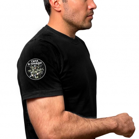 Чёрная футболка с термотрансфером Сила в правде на рукаве