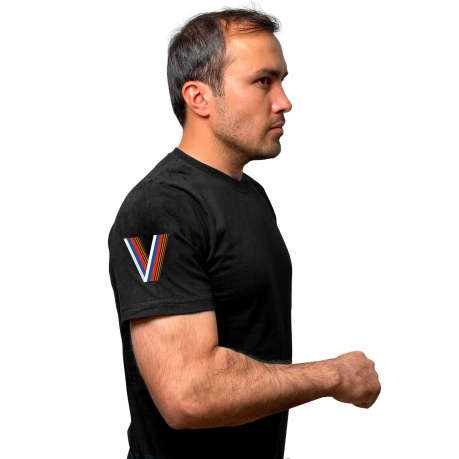 Чёрная футболка с термотрансфером V на рукаве