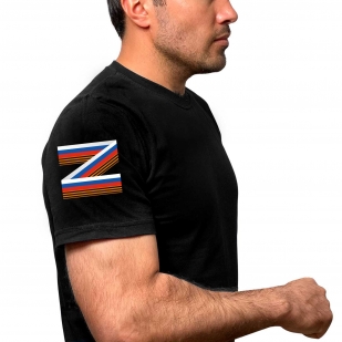 Чёрная футболка с термотрансфером Z на рукаве