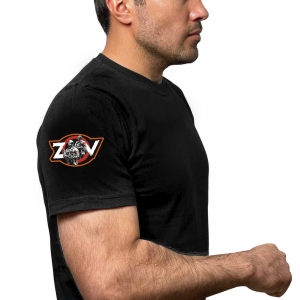 Чёрная футболка с термотрансфером ZОV на рукаве