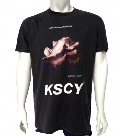 Черная мужская футболка K S C Y с цветным принтом