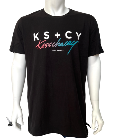 Черная мужская футболка K S C Y с цветным принтом на груди