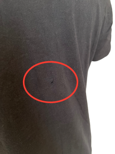 Черная мужская футболка K S C Y с цветным принтом на груди