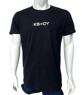 Черная мужская футболка KSCY с белыми надписями на груди и спине