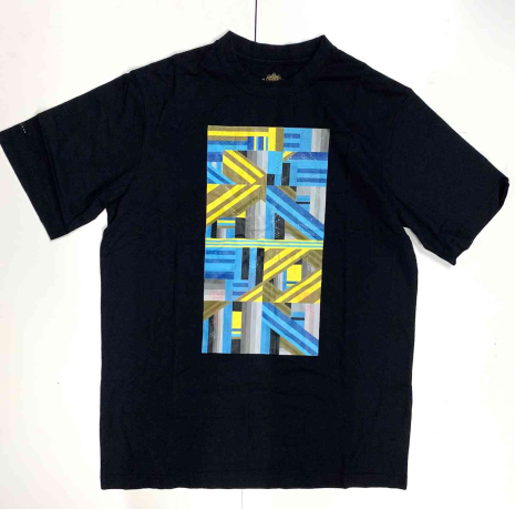 Чёрная мужская футболка с ярким геометрическим узором
