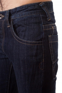 Модные мужские джинсы с карманами.