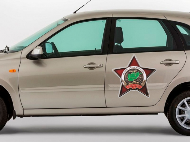 Фигурная наклейка "Орден Ветеран Афганской войны" - вид на кузов авто